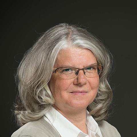 Frau Angelika Huemer, CEO