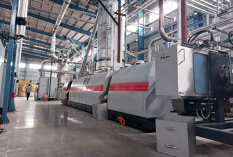 Starlinger PET-Recyclinganlage recoSTAR PET 165 HC iV+ in der Produktionshalle von Ganesha Ecopet