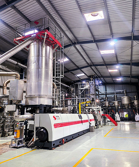 Starlinger recoSTAR PET 165 HC iV+ PET Bottle-to-Bottle-Recyclinganlage in der Produktionshalle von Srichakra Polyplast