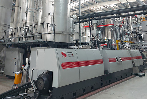 <p>Die recoSTAR PET 215 iV+ Bottle-to-Bottle Recyclinganlage von Starlinger im Tanrıkulu-Werk in Akyazı, Provinz Sakarya, Türkei, produziert 2,4 Tonnen lebensmitteltaugliche rPET-Pellets pro Stunde. ©Starlinger </p>